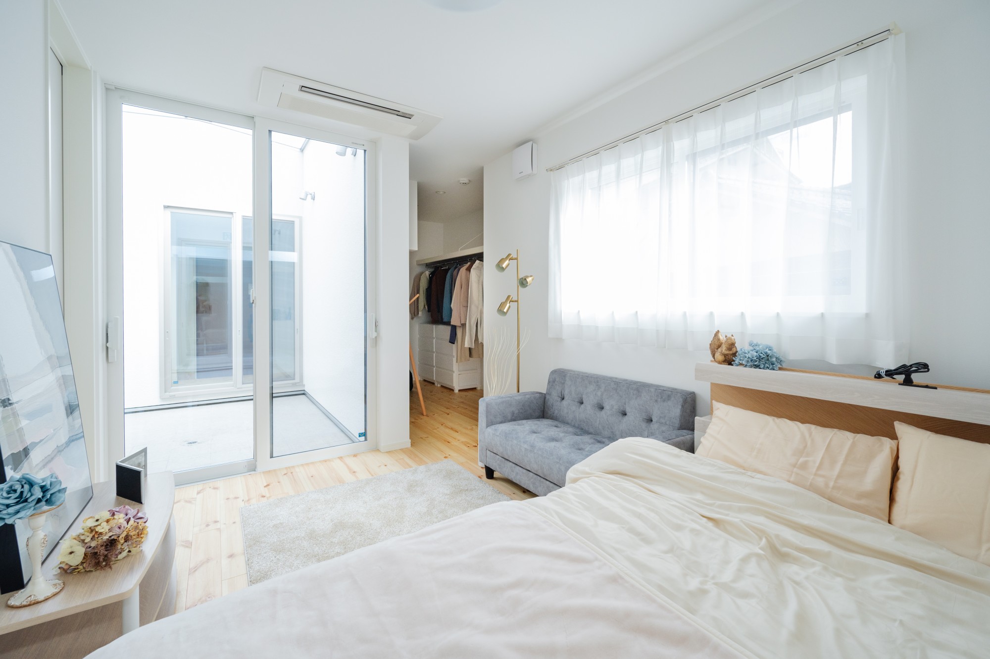 斜線の造形美が惹きつける白の平屋と、プライベート中庭が光を届ける上質な住まい