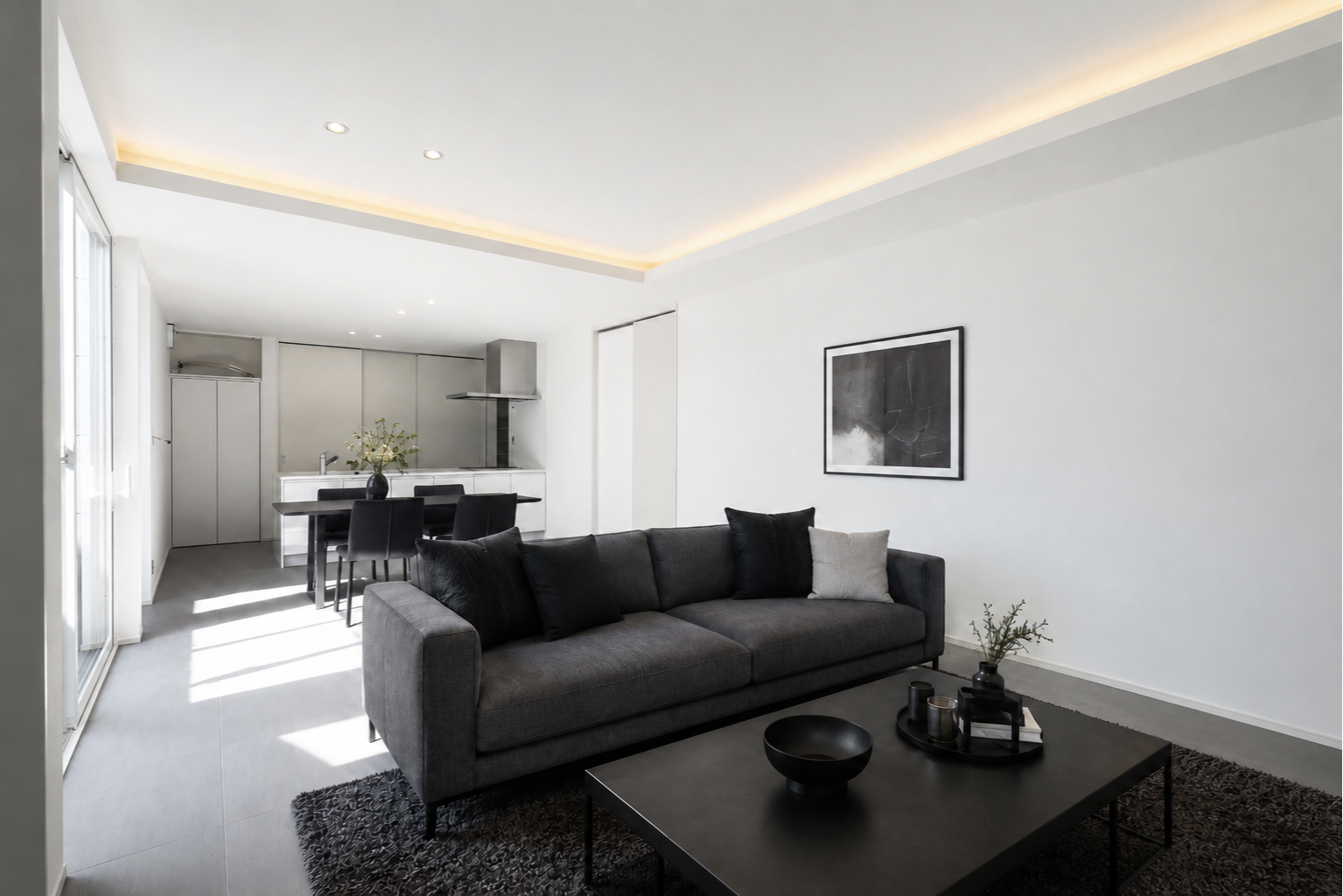 折り上げ天井の光と白の空間が美しく響き合う、洗練のモノトーンリビング